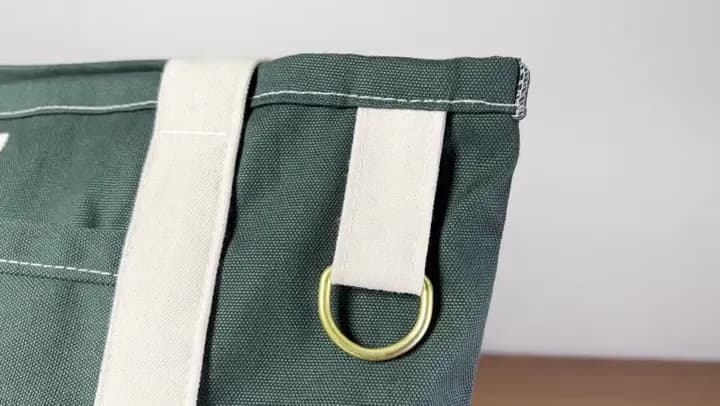 Video detalle del bolso M verde crudo de lona