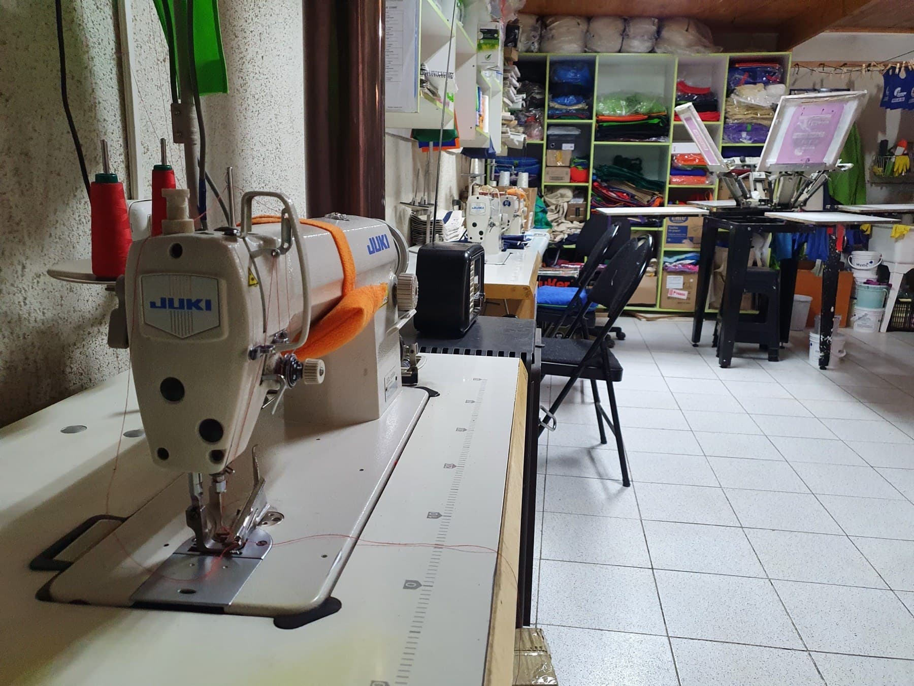 Elizabeth trabajando lona en el taller